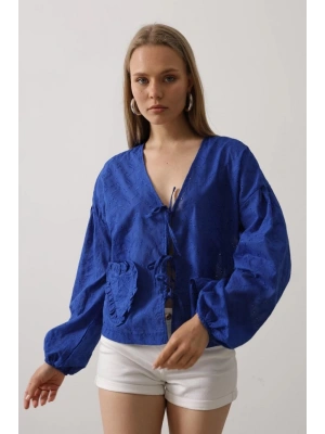 Kalp Detaylı Bağlamalı Brode Bluz - Saks