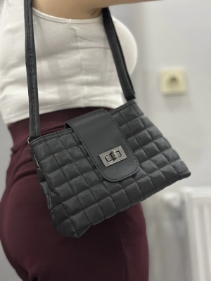 Kapaklı kapitone siyah cilt çanta