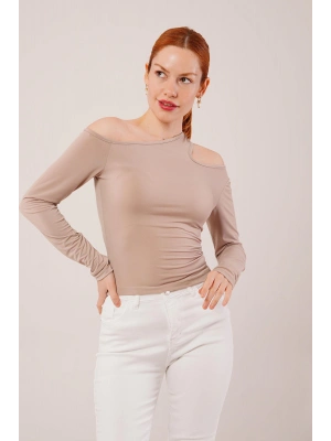 Omuz Dekolte Detaylı Krem Bluz