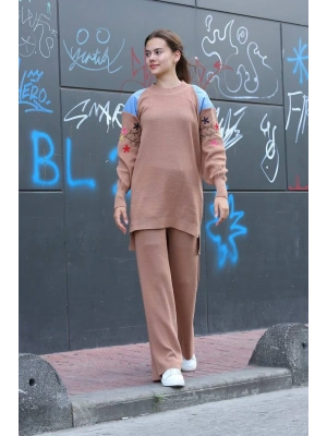 Omuz detaylı kol nakışlı ikili alt üst triko takım vizon