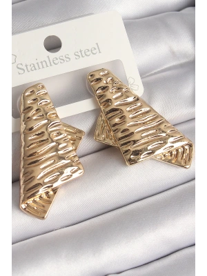 Pirinç Gold Renk İşleme Detaylı Katlanmış Kare Plaka Model Kadın Küpe