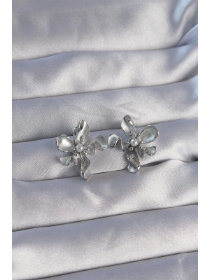 Pirinç Gümüş Renk İnci Detay Çiçek Tasarımlı Küpe