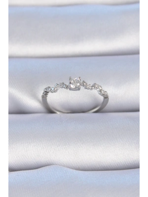 Pirinç Gümüş Renk Zirkon Taşlı Tek Taş Model Kadın Yüzük