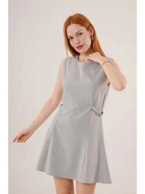 Yanları Zincir Detaylı Sıfır Kol Gri Mini Elbise