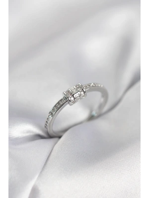 Zirkon Taşlı Gümüş Renk Pirinç Kadın Yüzük