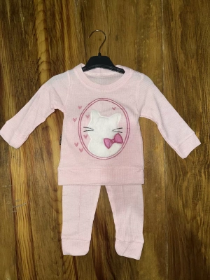 3-12 aylık kedi desen işlemeli takım pembe