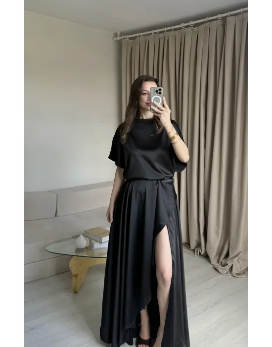 Siyah Yırtmaçlı Saten Elbise