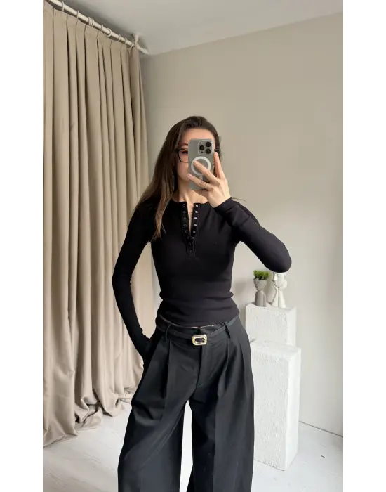 Siyah Çıtçıtlı Kaşkorse Bluz