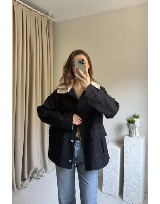 Siyah Yaka Detaylı Parka