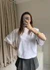 Beyaz Vatkalı Sırt Detaylı Tshirt