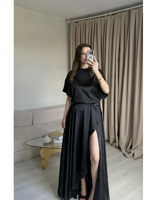 Siyah Yırtmaçlı Saten Elbise