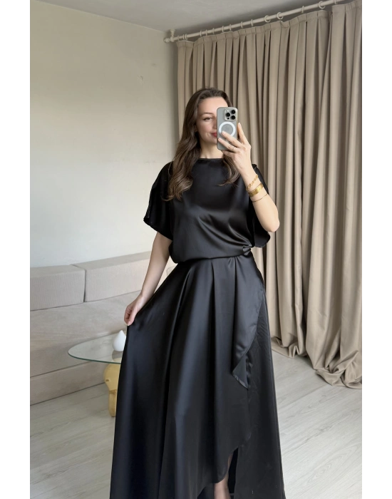 Siyah Yırtmaçlı Saten Elbise