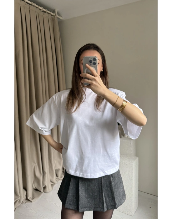 Beyaz Vatkalı Sırt Detaylı Tshirt