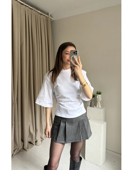 Beyaz Vatkalı Sırt Detaylı Tshirt