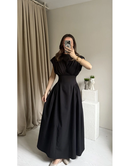 Siyah Bel Detaylı Vatkalı Elbise