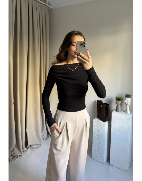 Siyah Büzgülü Düşük Omuz Bluz