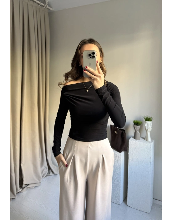 Siyah Büzgülü Düşük Omuz Bluz