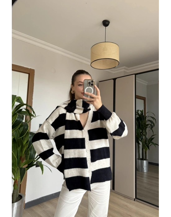 Siyah Çizgi Atkılı Hırka
