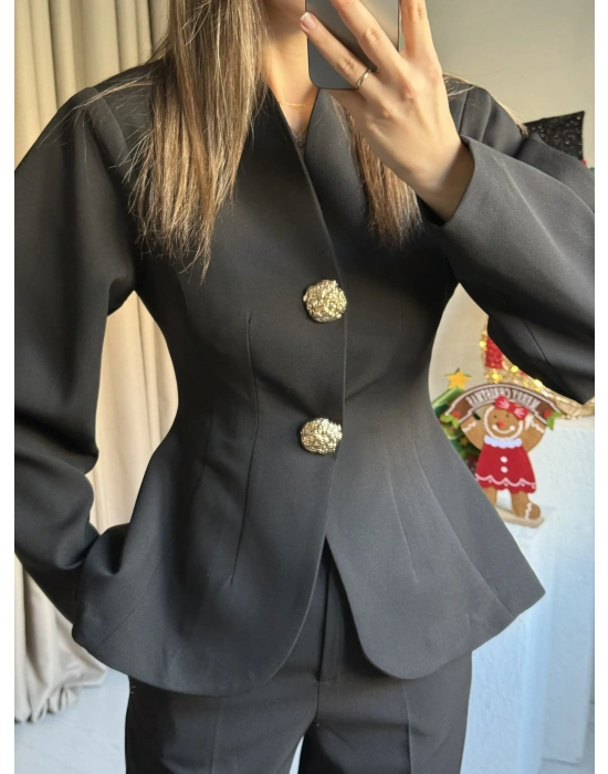 Siyah Vatkalı Düğme Detay Takım