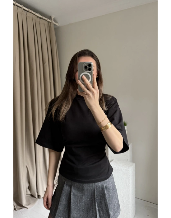 Siyah Vatkalı Sırt Detaylı Tshirt