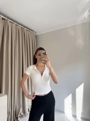 Beyaz Düğme Detaylı Bluz