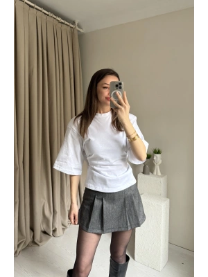 Beyaz Vatkalı Sırt Detaylı Tshirt