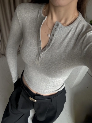 Gri Çıtçıtlı Kaşkorse Bluz