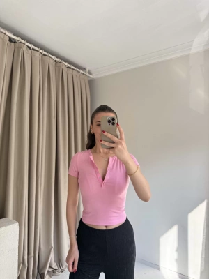 Pembe Düğme Detaylı Bluz