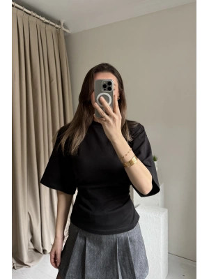 Siyah Vatkalı Sırt Detaylı Tshirt