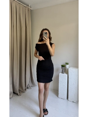 Siyah Düşük Omuz Büzgülü Elbise