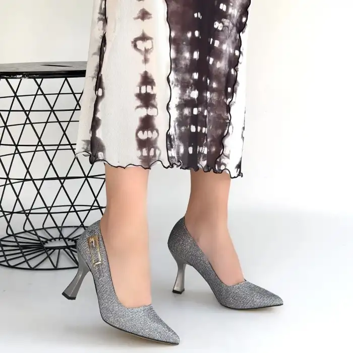 CERİN GÜMÜŞ SATEN SİMLİ TOPUKLU AYAKKABI