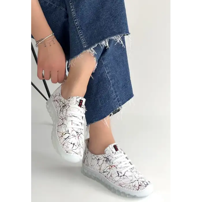 KİNTE BEYAZ DESENLİ DERİ BAĞCIKLI SPOR AYAKKABI