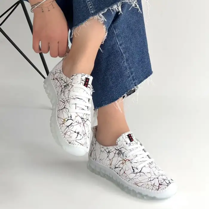 KİNTE BEYAZ DESENLİ DERİ BAĞCIKLI SPOR AYAKKABI