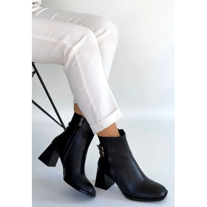 KANDA SİYAH CİLT TOPUKLU BOT