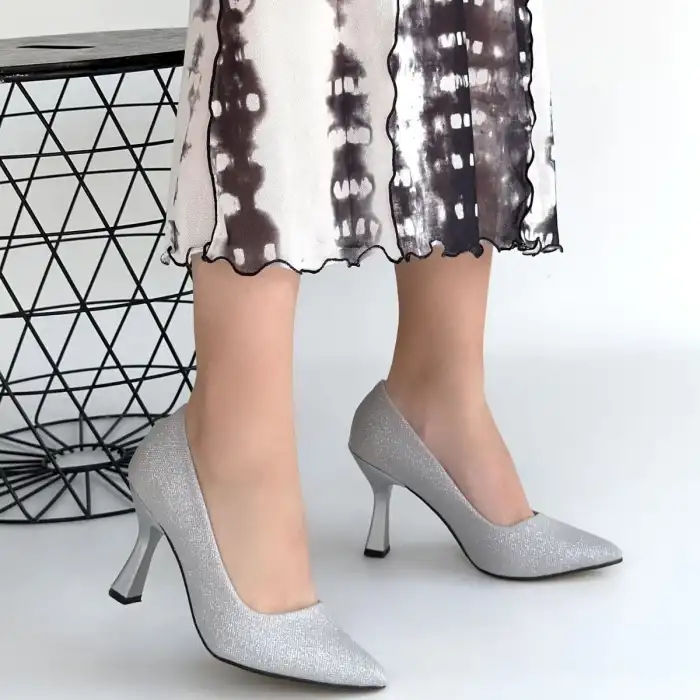 MEYLİ GÜMÜŞ SATEN SİMLİ TOPUKLU AYAKKABI