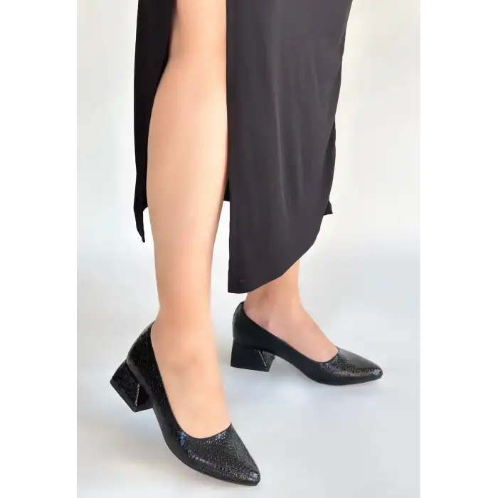 NİTYA SİYAH BASKILI RUGAN TOPUKLU AYAKKABI