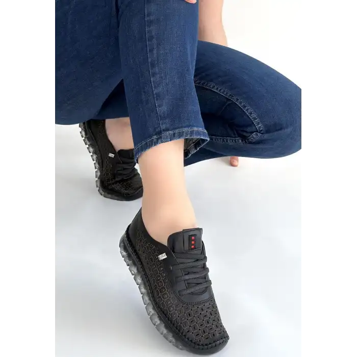 OTJA SİYAH DERİ LAZERLİ BAĞCIKLI SPOR AYAKKABI