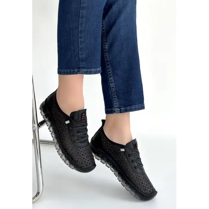 OTJA SİYAH DERİ LAZERLİ BAĞCIKLI SPOR AYAKKABI