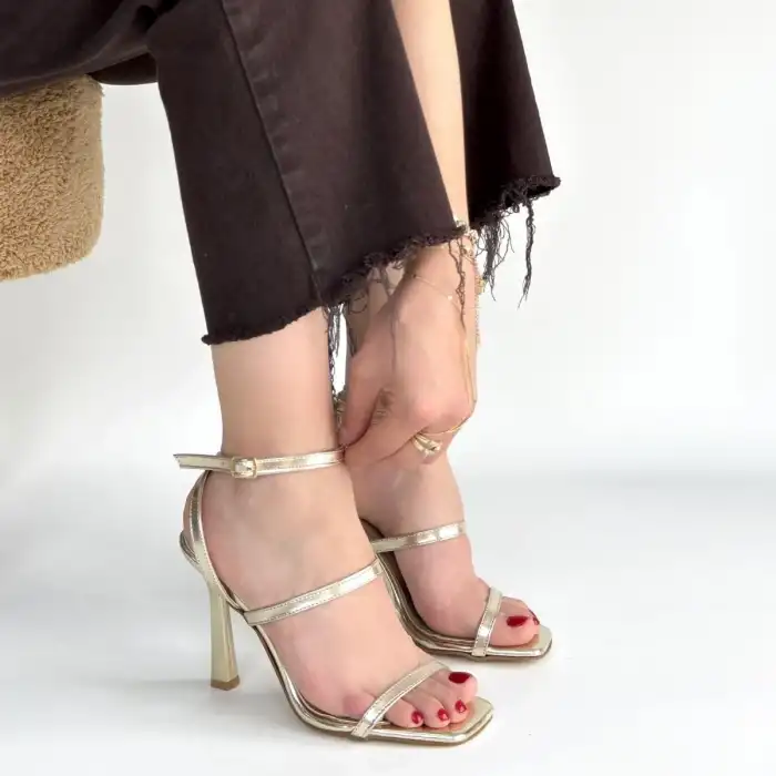 UMİRA GOLD RUGAN TOPUKLU BİLEKTEN KEMERLİ AYAKKABI