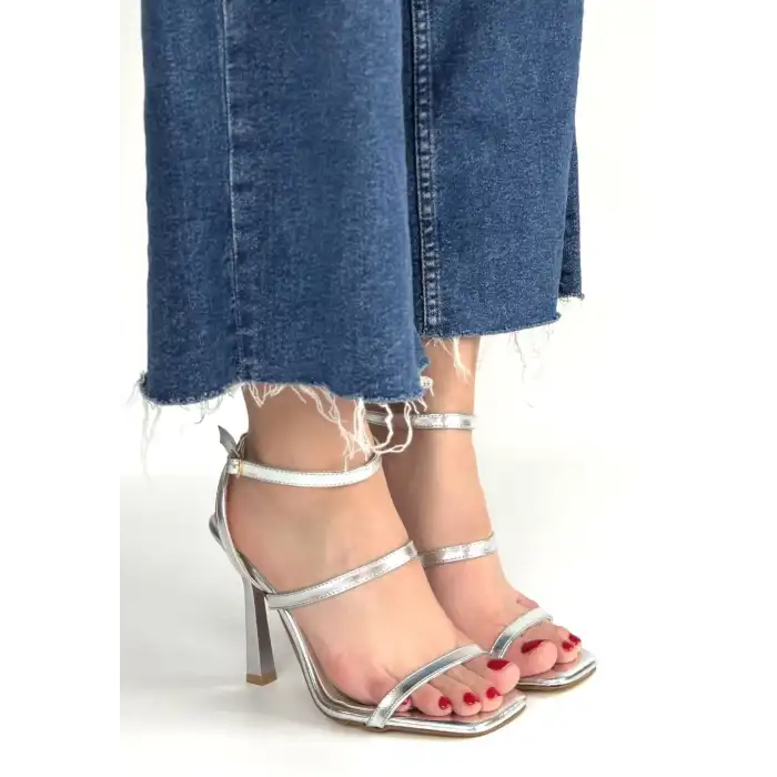 UMİRA GÜMÜŞ RUGAN TOPUKLU BİLEKTEN KEMERLİ AYAKKABI