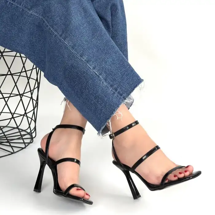 UMİRA SİYAH RUGAN TOPUKLU BİLEKTEN KEMERLİ AYAKKABI