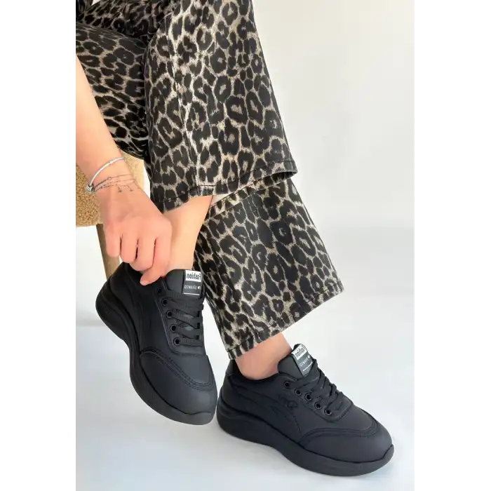 YEJJA SİYAH CİLT BAĞCIKLI SPOR AYAKKABI