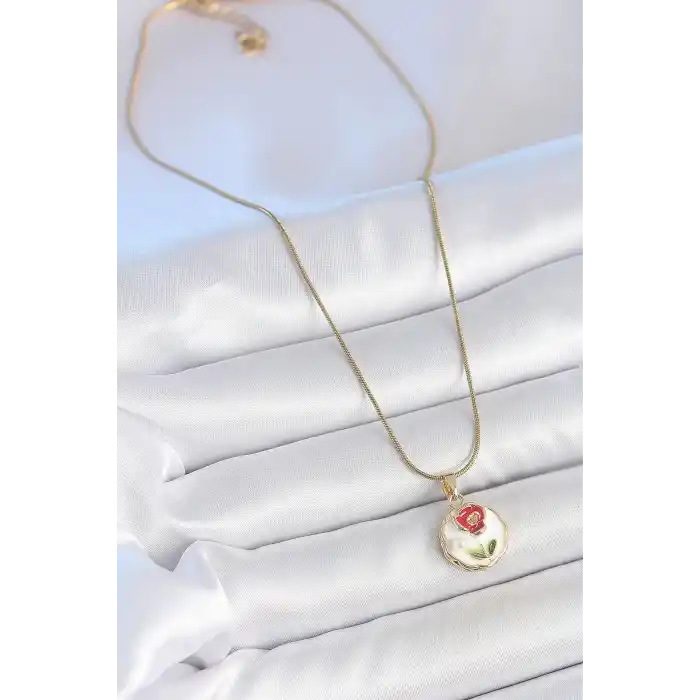 316L Çelik Gold Renk Zincir Beyaz Minimal Çiçek İşlemeli İnci Detay Portre Model Kadın Kolye