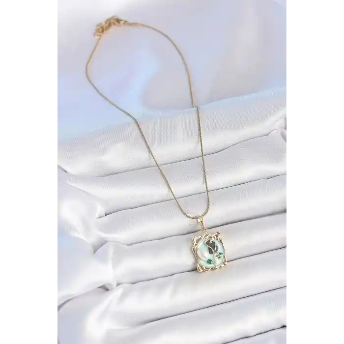 316L Çelik Gold Renk Zincir Mavi Mineli Çiçek İşlemeli İnci Detay Portre Model Kadın Kolye