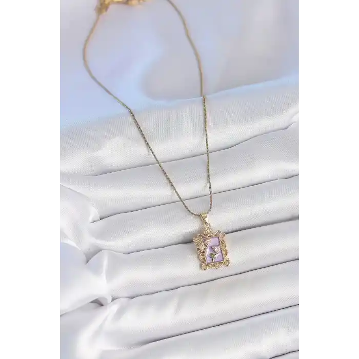 316L Çelik Gold Renk Zincir Mor Mineli Çiçek İşlemeli Zirkon Taşlı Kelebek Detay Portre Model Kadın Kolye