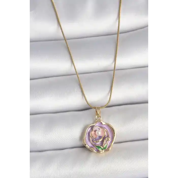 316L Çelik Gold Renk Zincir Mor Renkli Çiçek İşlemeli İnci Detay Portre Model Kadın Kolye
