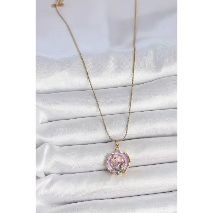 316L Çelik Gold Renk Zincir Mor Renkli Çiçek İşlemeli İnci Detay Portre Model Kadın Kolye