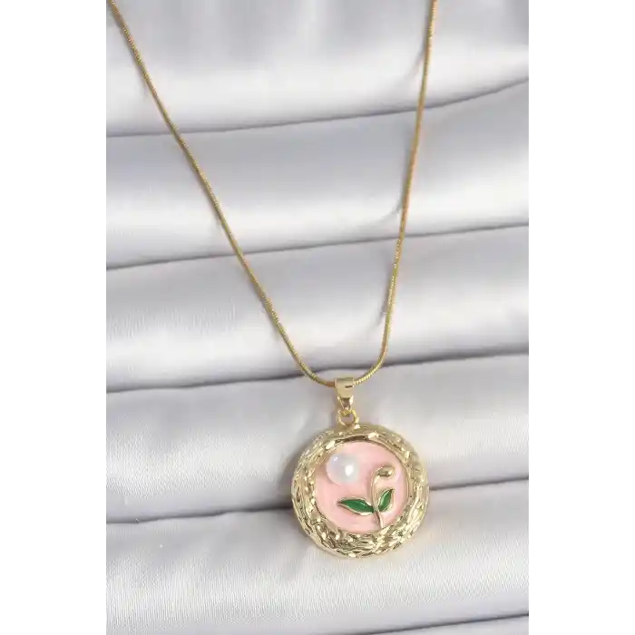 316L Çelik Gold Renk Zincir Pembe Çiçek İşlemeli inci Detay Portre Model Kadın Kolye