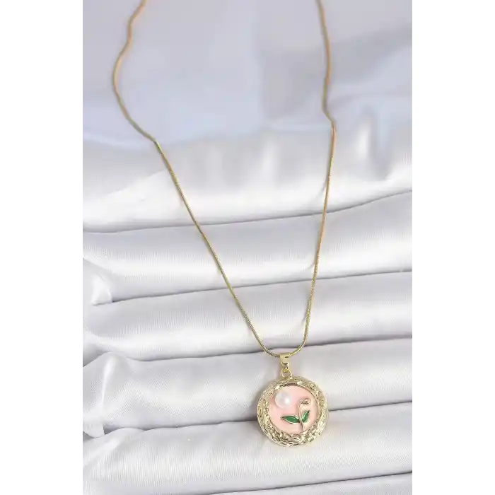 316L Çelik Gold Renk Zincir Pembe Çiçek İşlemeli inci Detay Portre Model Kadın Kolye