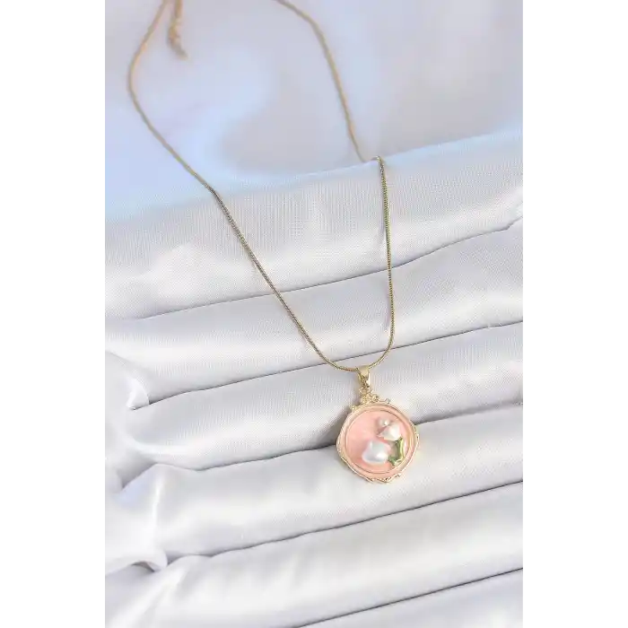 316L Çelik Gold Renk Zincir Pembe Mineli İncili Çiçek İşlemeli Portre Model Kadın Kolye
